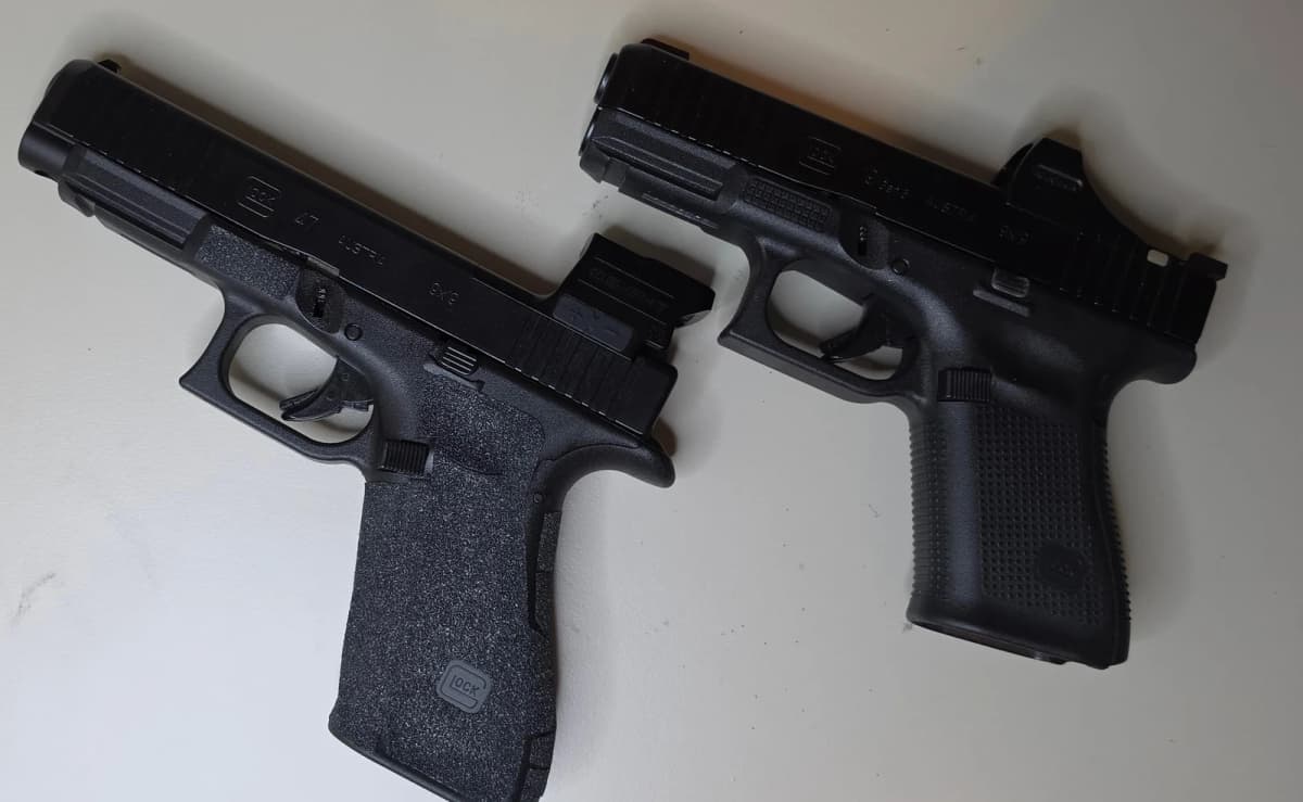 Overhead view of the Osight SE MOS on a Glock 47 next to the Holosun SCS-MOS on a Glock 19