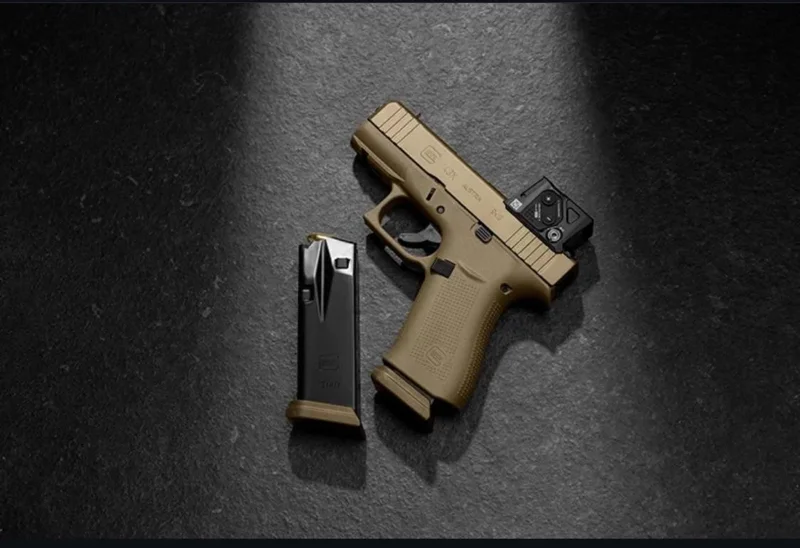 Glock factory 15-round magazine next to a Glock 43X MOS in FDE