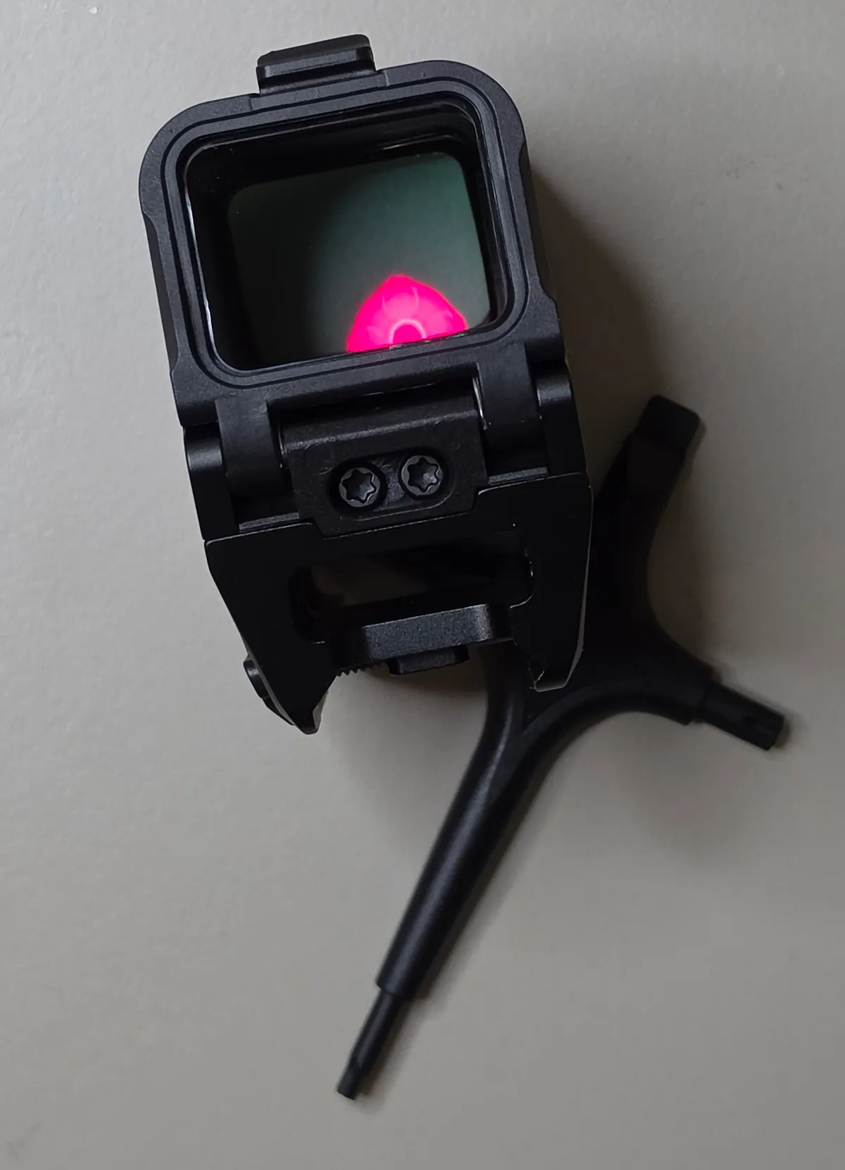 Osight R dismounted alongside its included T-handle adjustment tool, showing the included mount's cross bolt and the two Torx screws joining sight to base