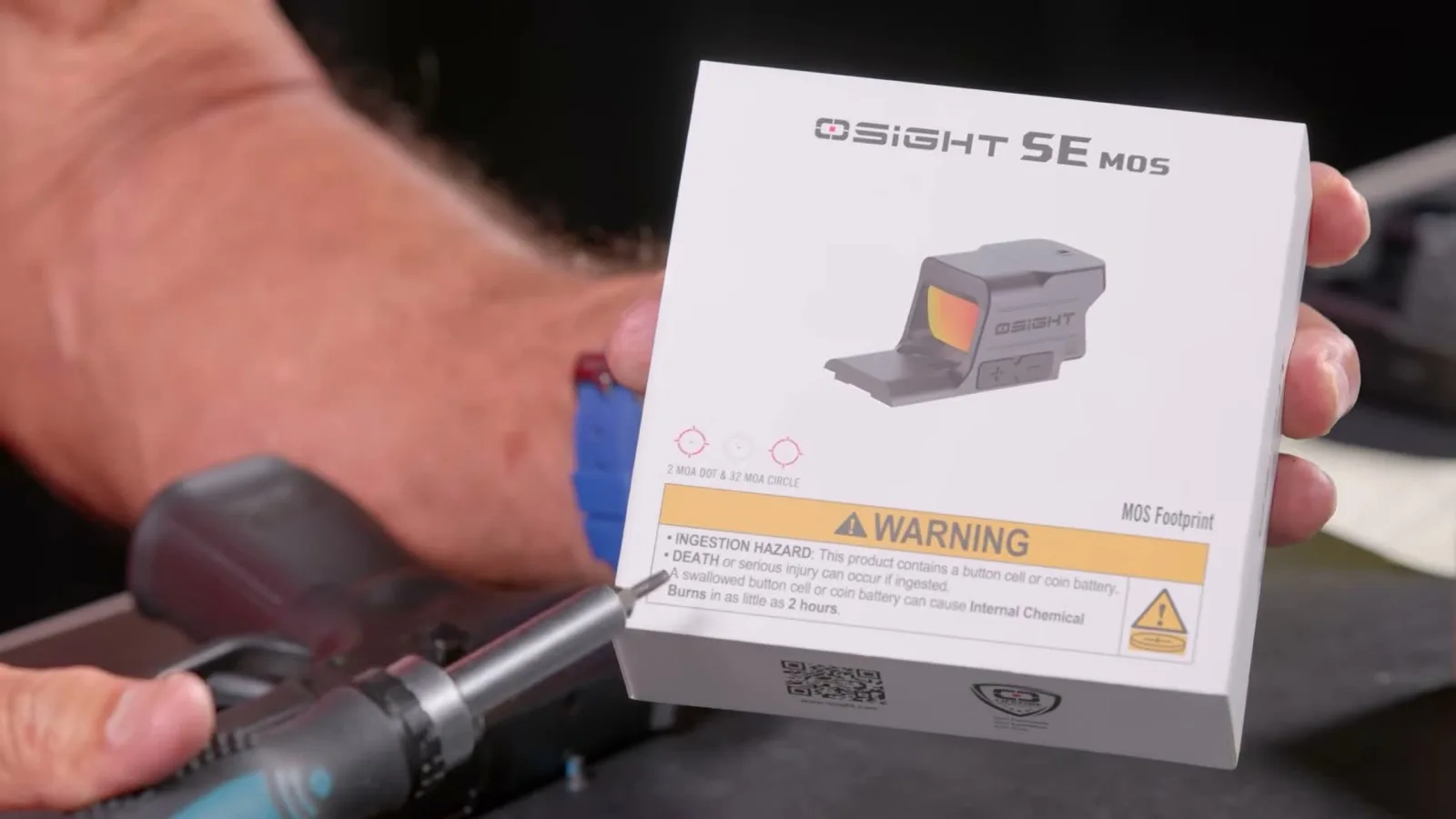 Retail box for the Osight SE MOS showing the optic profile, the 2 MOA dot and 32 MOA circle reticle diagram, and the MOS Footprint designation