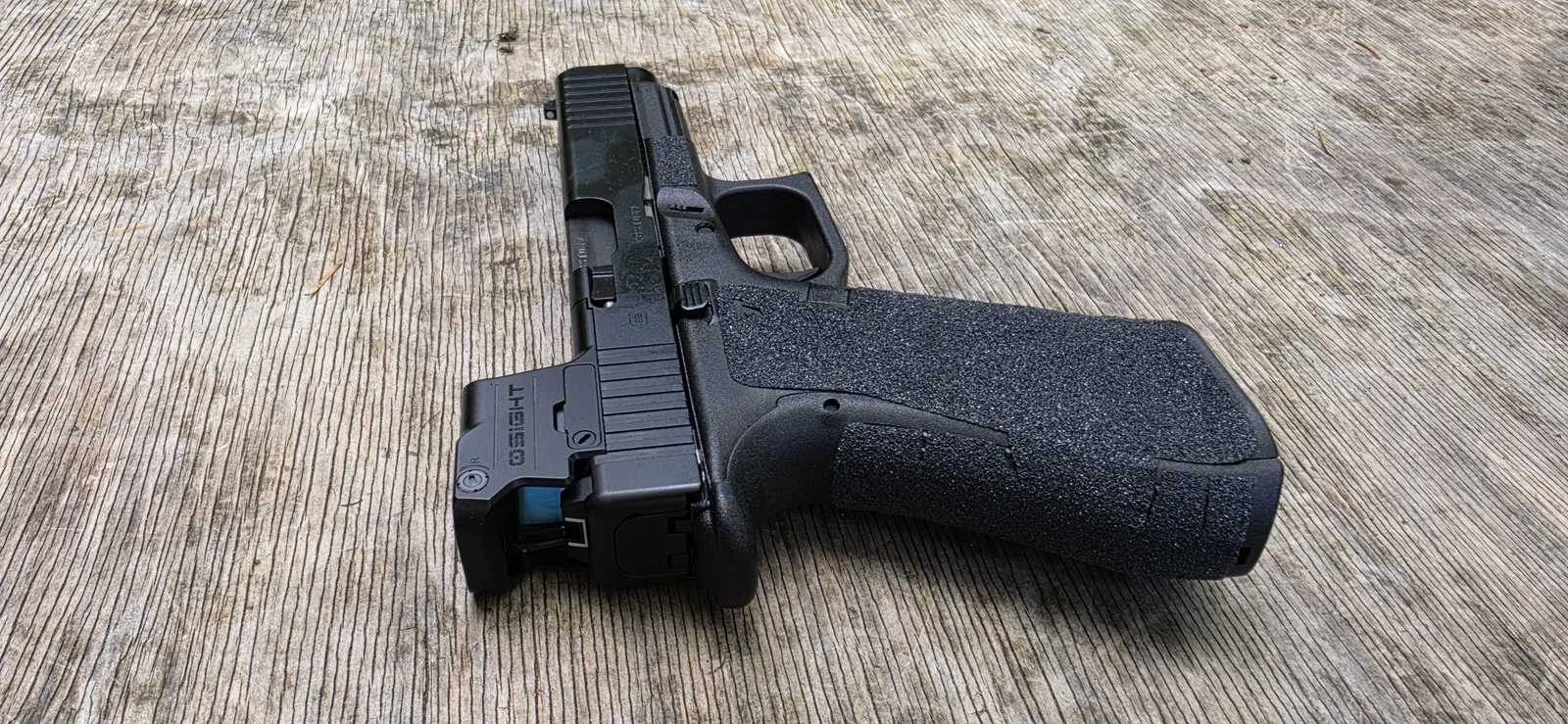 Glock 47 with an Osight SE MOS mounted directly to the slide at the outdoor range