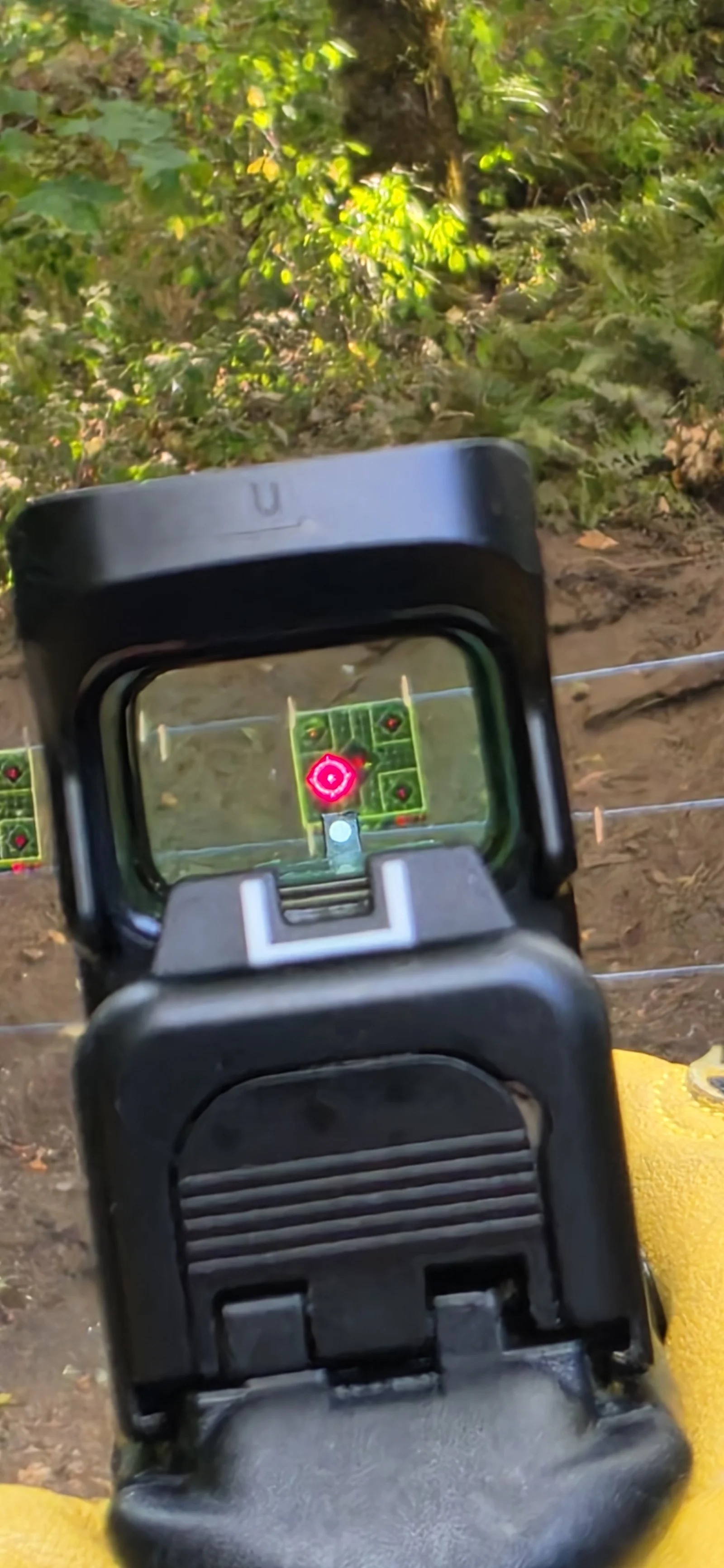 Close view through the Osight SE MOS with the red circle-dot centered on a green-and-black target