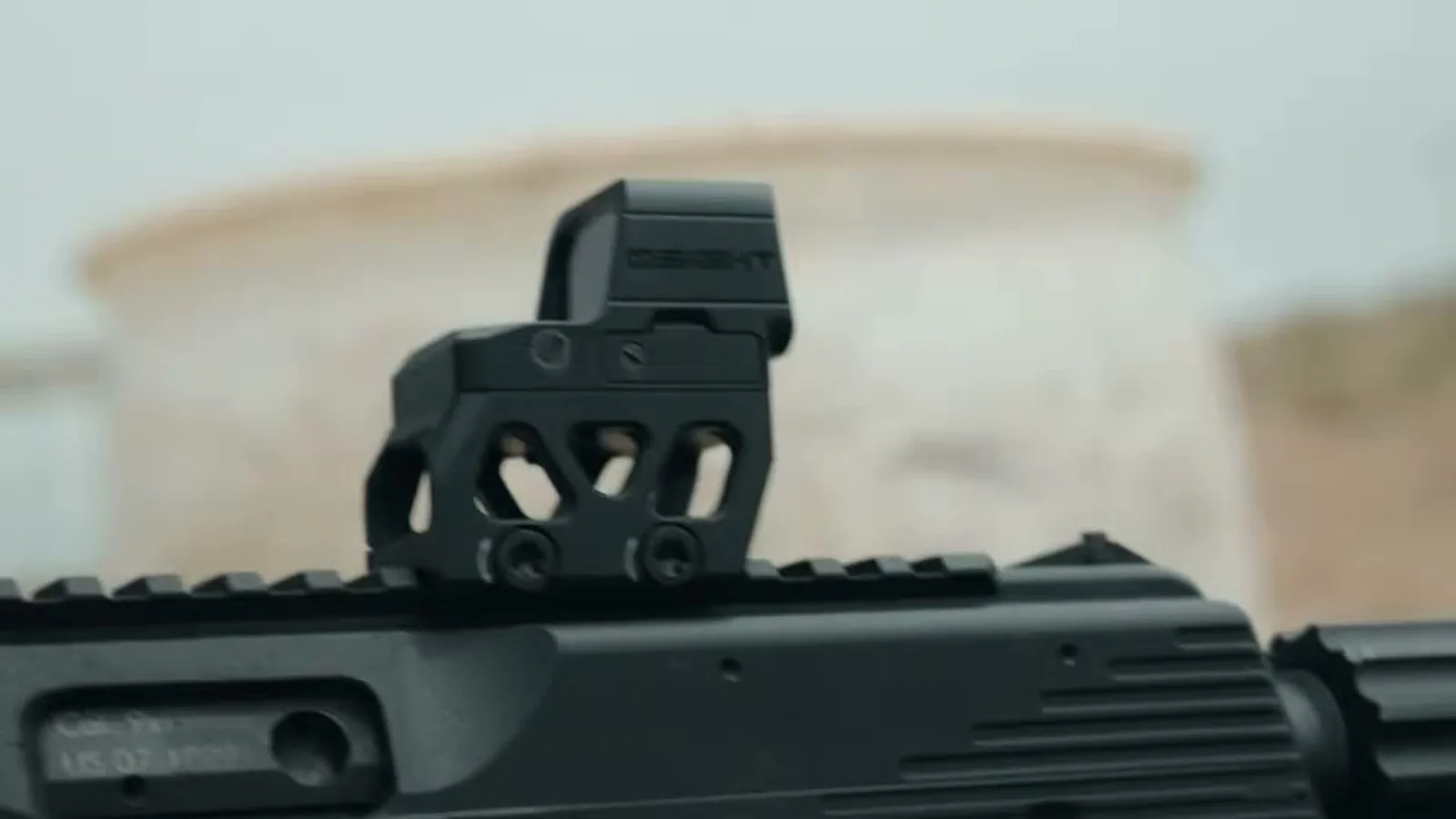 Osight XE AMRS mounted on an RMR-pattern riser on a rifle, illustrating cross-platform footprint compatibility