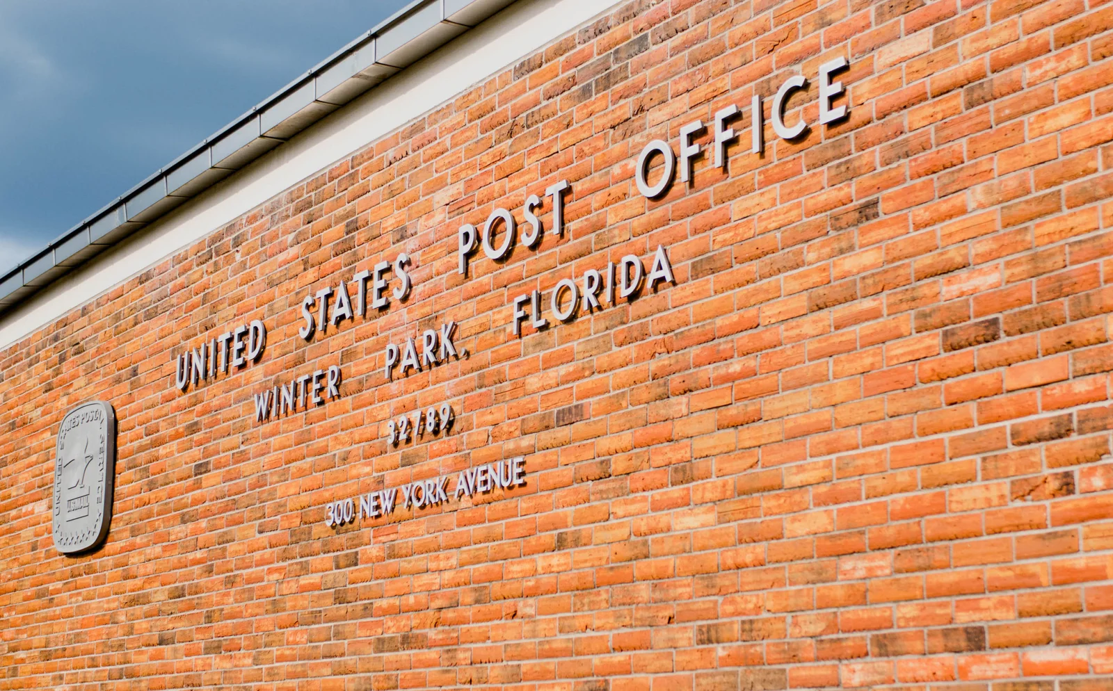 Exterior of a standalone United States Post Office branch