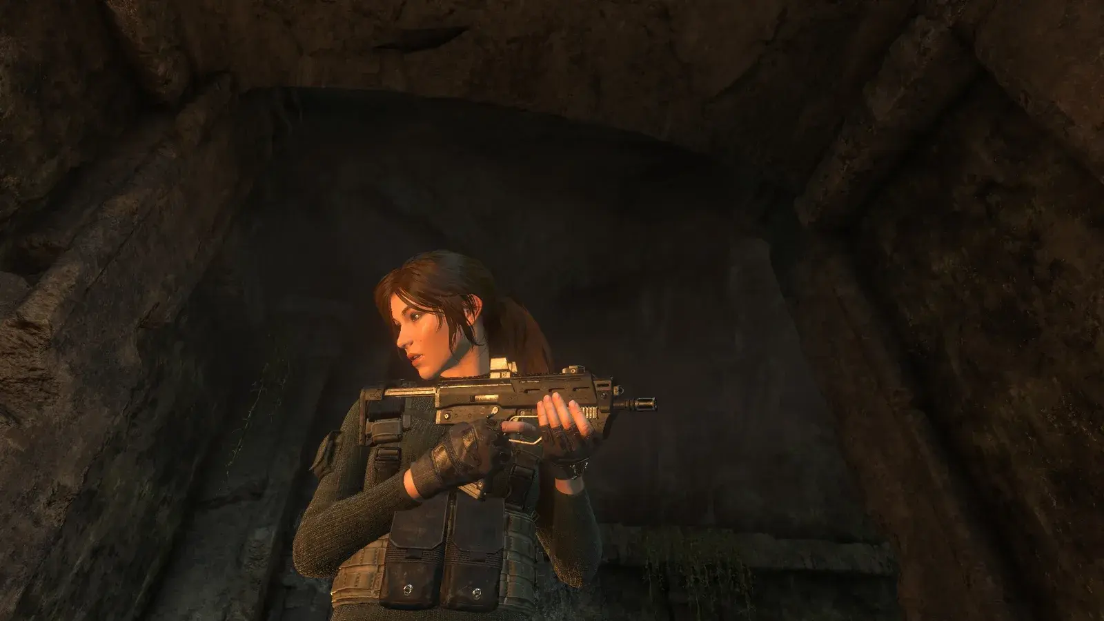 Lara holding the SMG in Rise of the Tomb Raider