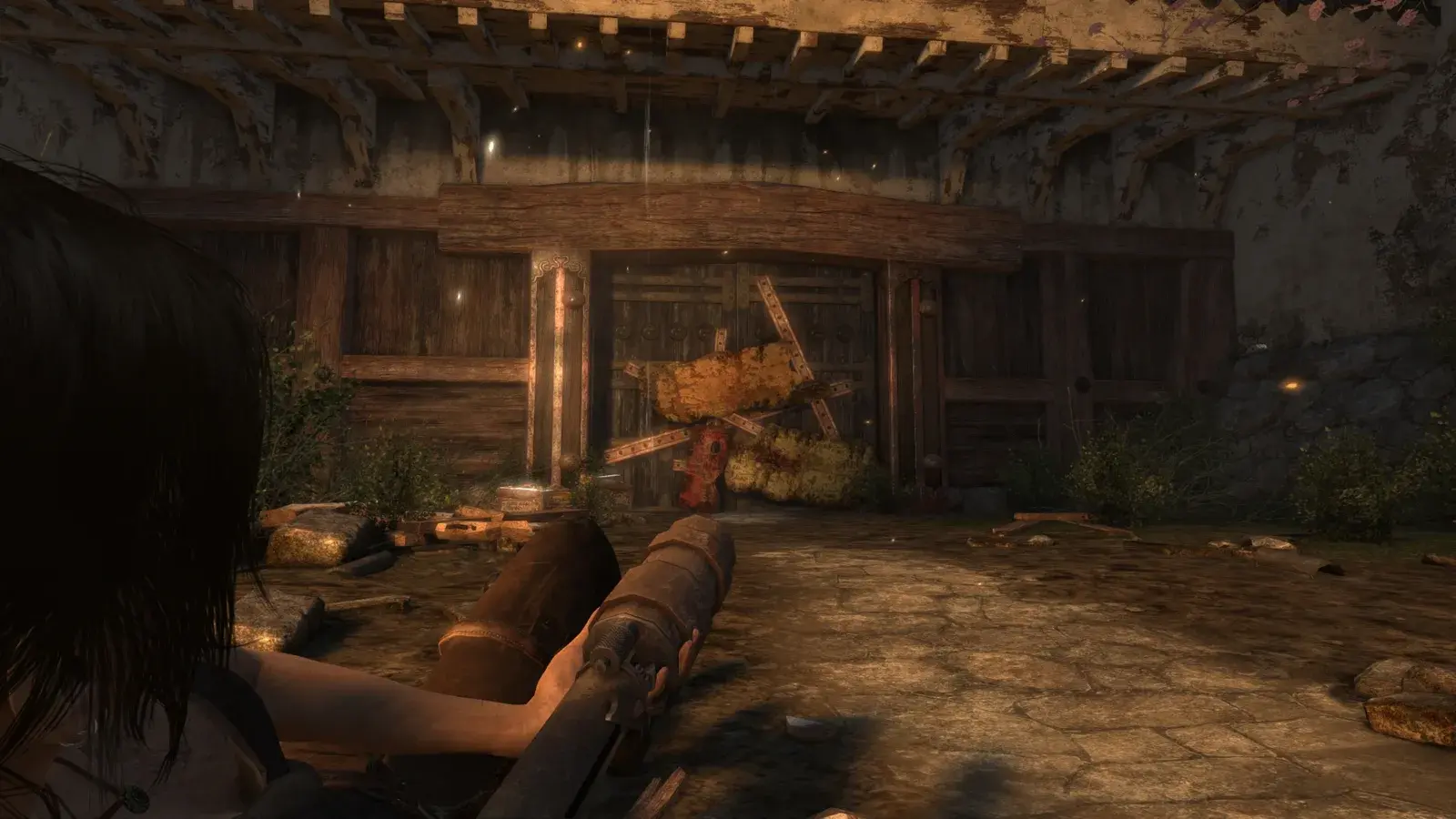 Lara holding the Home-Made Grenade Launcher in Tomb Raider 2013