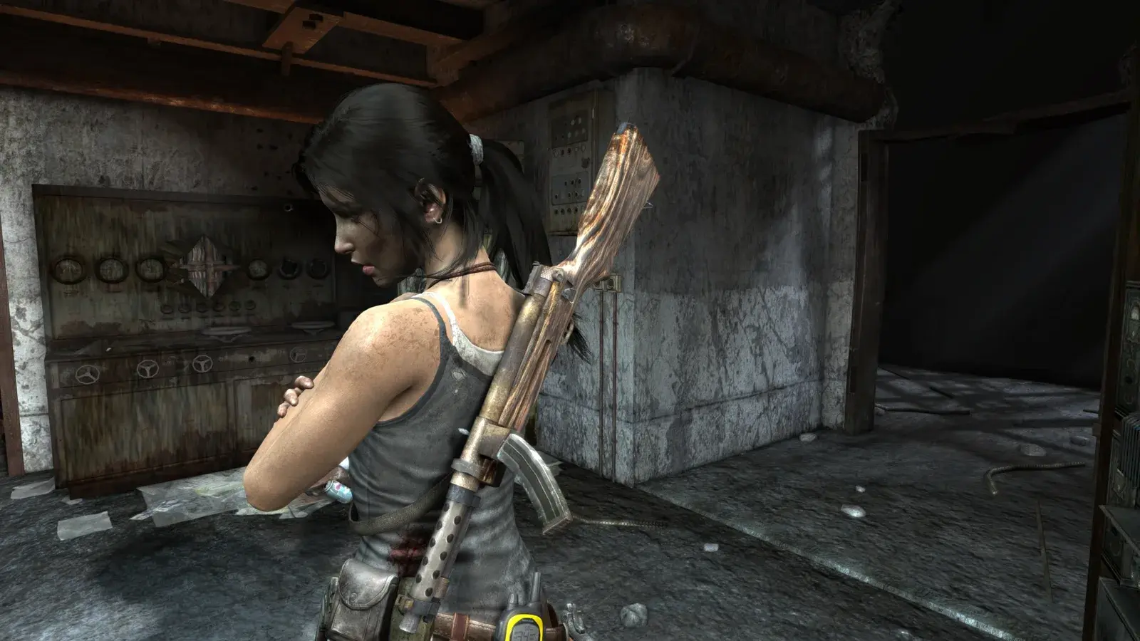 Lara holding the WWII Submachine Gun in Tomb Raider 2013